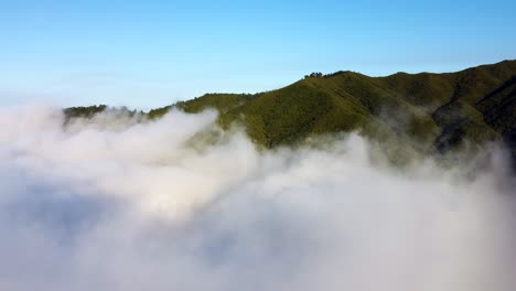 Ascendiendo-Por-Encima-De-Las-Nubes-En-La-Isla-De-Madeira