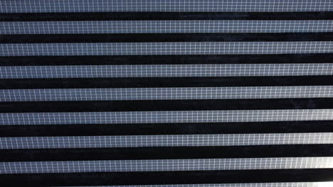 Vista-Superior-De-Los-Paneles-Solares-Que-Generan-Electricidad-A-Partir-De-La-Luz-Solar