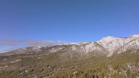 Schöne-Berglandschaft-In-Lake-Tahoe-Mit-Einer-Neigung-Nach-Unten