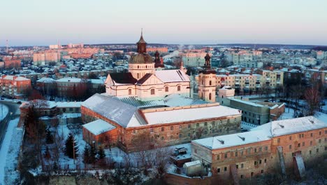 Das-Kloster-In-Der-Stadt-Berdichev-Ukraine-Luftpanorama
