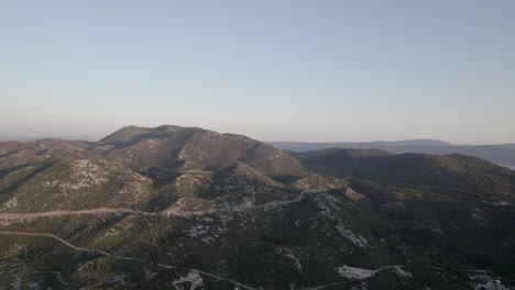 Drohnenvideo-über-Dem-Opuzen-Gebiet-In-Kroatien,-Aufnahme-Der-Bergkette-Bei-Sonnenuntergang-Auf-Der-Autobahn-8,-Autoverkehr-Ist-In-Der-Ferne-Zu-Sehen