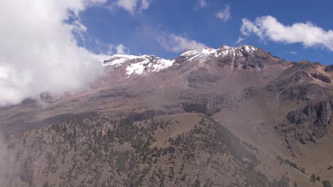 Drohnenaufnahmen-Von-Einem-Der-Berühmtesten-Vulkane-Mexikos-Namens-Iztaccihuatl