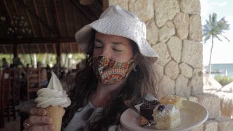 Kaukasische-Frau,-Die-Eine-Gesichtsmaske-Und-Einen-Dessertteller-Und-Eis-Trägt