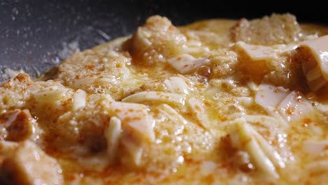 Deliciosa-Tortilla-Tostada-Cocinada-En-Una-Sartén-Para-El-Desayuno