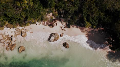Dron-Desciende-En-Exótica-Playa-Desierta-Para-Revelar-Cuevas-Marinas