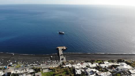 Drohnenaufnahmen-Der-Insel-Stromboli-Im-Mittelmeer-Mit-Tourismusschiff