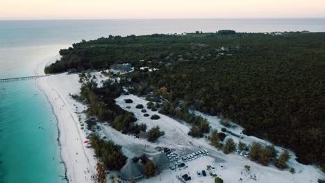 Unglaubliches-Panorama-über-Die-Drohnenaufnahme-Einer-Traumhaften-Strandparty