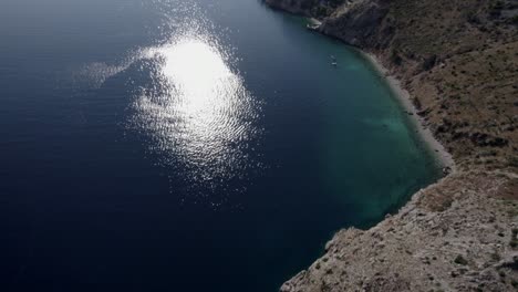 Video-Mit-Drohne-über-Dem-Vruja-Strand-An-Der-Kroatischen-Küste-In-Der-Makarska-Rivera,-Im-Hintergrund-Ist-Der-Strand-Zadvarje-Mit-Booten-Zu-Sehen