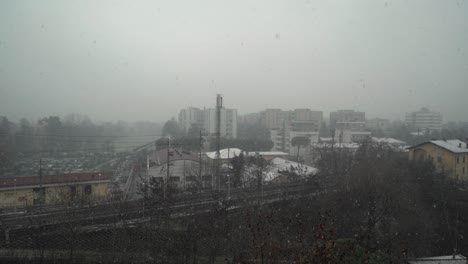 Zeitraffer-Eine-Winterlandschaft-Mit-Einer-Eisenbahn-In-Bologna-Italien