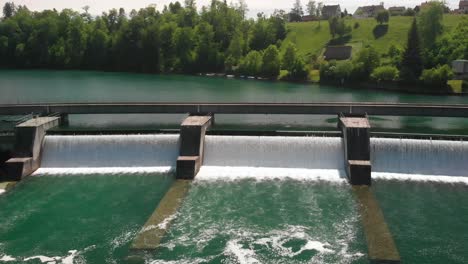 Estación-Hidroeléctrica-En-El-Río-Rin,-Cerca-De-Rheinau,-Suiza