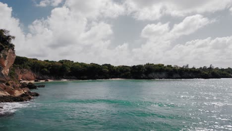 Eine-Drohne-Erkundet-Die-Karibische-Küste-Und-Entdeckt-Einen-Abgelegenen-Strand-Mit-Höhlen