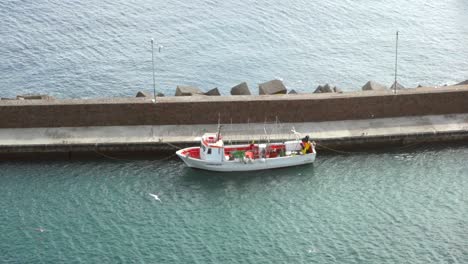 Italienisches-Fischerboot-Angedockt-Am-Pier,-Insel-Lipari,-Sizilien,-Italien