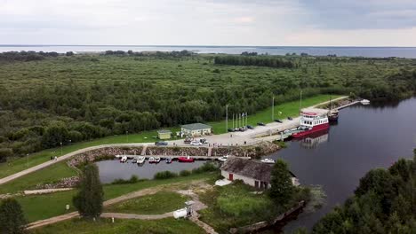 Rotierende-Antenne-Der-Insel-Piirissaare-Und-Ihres-Hafens-Im-Peipussee-Zwischen-Estland-Und-Russland