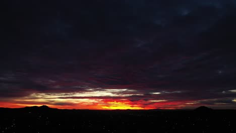 Das-Letzte-Licht-Des-Tages-Mit-Hinterlässt-Einen-Purpurroten-Sonnenuntergang-über-Dem-Horizont-über-Der-Mojave-wüste---Luftbild
