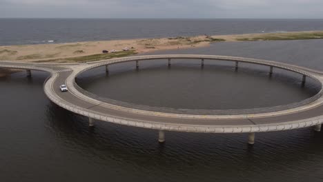 Auto-überquert-Laguna-Garzón-Kreisförmige-Brücke,-Luftbild
