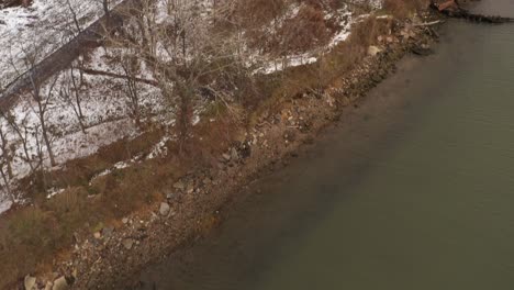 Eine-Luftaufnahme-über-Coney-Island-Creek-Von-Calvert-Vaux-Park-An-Einem-Kalten-Wintermorgen