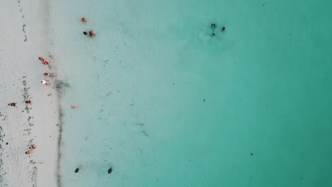Tolle-Vogelperspektive-Draufsicht-Drohnenaufnahme-Eines-Traumhaften-Weißen-Sandstrandes-Und-Eines-Bootsparadiesfilms,-Der-2019-Auf-Sansibar-In-Afrika-Tansania-Gedreht-Wurde