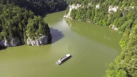Touristenboot-Auf-Dem-Natürlichen-Fluss-Doubs-In-Der-Schweiz,-Lac-De-Brenets-Und-Saut-Du-Doubs