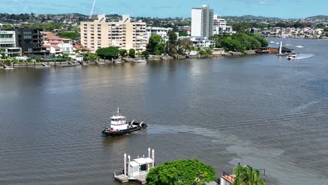 A-tug-boat-turning-around-on-the-Brisbane-River