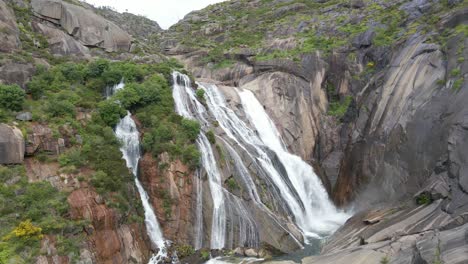 Luftaufnahme-Des-Wasserfalls-Ezaro-In-Galizien,-Spanien