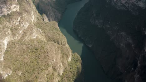 Flowing-Reservoir-Between-Massive-Cliffs-At-Canon-del-Sumidero-In-Chiapas-State,-Southern-Mexico