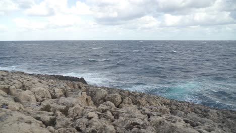 Geysir-Aus-Wasser-Spritzt-Im-Winter-In-Der-Nähe-Der-Korallenlagunenhöhle-Auf-Malta