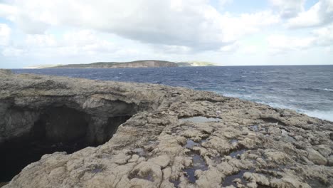 Caminar-Alrededor-De-La-Cueva-De-La-Laguna-De-Coral-Formada-Naturalmente-En-Malta-En-Invierno
