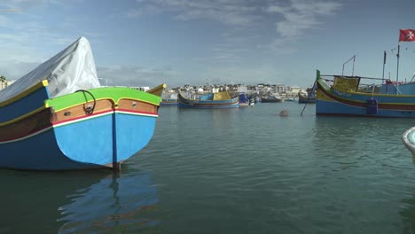Barcos-De-Pesca-Tradicionales-En-El-Puerto-Del-Pueblo-Pesquero-De-Marsaxlokk-En-La-Isla-De-Malta