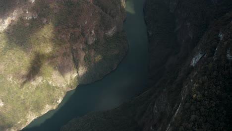 Vista-Superior-Del-Río-Grijalva-En-El-Parque-Nacional-Del-Cañón-Del-Sumidero-En-El-Estado-De-Chiapas,-Sur-De-México