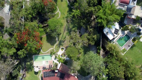 Luftaufnahme-Eines-Schönen-Hauses-Und-Gartens