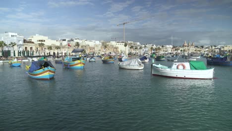 Panoramablick-Auf-Die-Bucht-Von-Marsaxlokk-Mit-Vielen-Schönen-Kleinen-Booten,-Die-Im-Wasser-Schaukeln