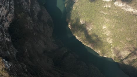 Topdown-aufnahme-Eines-Fließenden-Flusses-In-Steilen-Felswänden-Bei-Canon-Del-Sumidero-Im-Südlichen-Mexiko