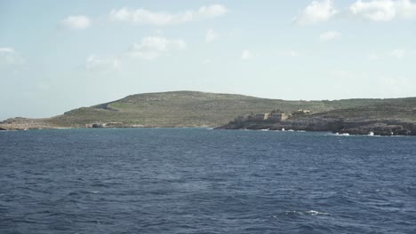 Navegando-Más-Allá-De-La-Isla-De-Comino-En-Un-Día-Ventoso-En-Malta