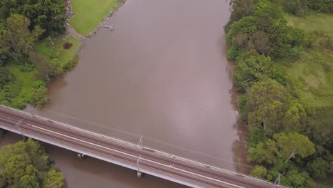 Luftaufnahme,-Die-über-Die-Nachbarschaft-Des-Flusses-Nerang-Mit-Der-Zugbrücke-Und-Dem-Wohnmobilstellplatz-In-Ashmore,-Queensland,-Australien,-Fliegt