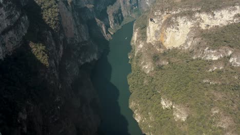 Fly-Over-Reservoir-Between-Steep-Rocky-Mountains-At-Sumidero-Canyon-National-Park-In-Chiapas,-Southern-Mexico