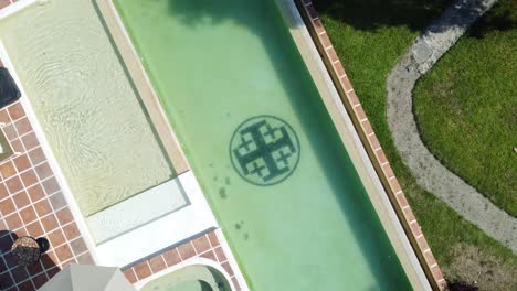Großes-Haus-Mit-Garten-Und-Pool,-Luftaufnahme