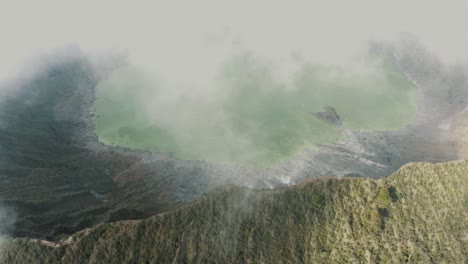 Schöne-Luftdrohnenaufnahme-Von-Weißen-Wolken,-Die-An-Einem-Bewölkten-Tag-über-Den-Krater-Und-Den-See-Des-Vulkans-El-Chichonal-In-Chiapas,-Mexiko-Ziehen