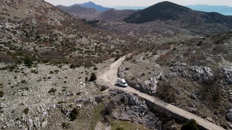 Conducir-Rv-En-Camino-De-Grava-De-Montaña-Contra-Colinas,-Parque-Prirode-Biokovo