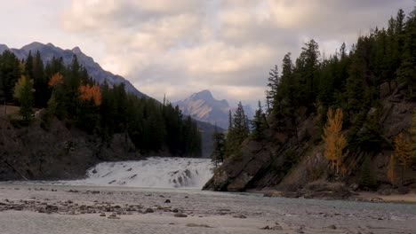 Agua-Que-Fluye-Por-Un-Conjunto-De-Rápidos-En-El-Río-Bow-Cerca-De-Banff,-Alberta