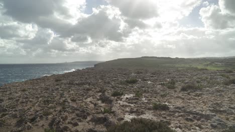Die-Sonne-Scheint-Im-Winter-Durch-Massive-Wolken-Auf-Der-Korallenlagune-In-Malta