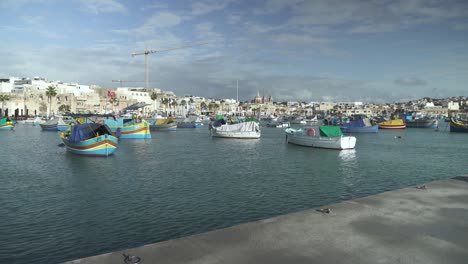 Puerto-De-Marsaxlokk--Pueblo-Pesquero-Tradicional-En-Malta-En-Un-Soleado-Día-De-Invierno-En-Diciembre