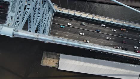 Vogelperspektive-Der-Benjamin-Franklin-Brücke,-Die-Philadelphia-Und-New-Jersey-Verbindet,-Aufnahme-Auf-DJI-Mavic-Air-2-In-4K,-Farbe-Ist-D-Cinelike
