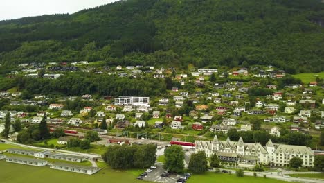 Drohne,-Die-Von-Der-Alten-Norwegischen-Stadt-Voss-Rückwärts-Auf-Den-See-Zufliegt