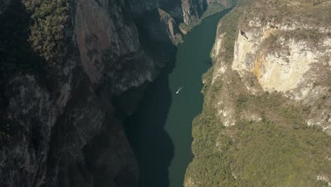 Luftaufnahmen-Von-Oben-Nach-Unten-Einer-Yacht,-Die-An-Einem-Sonnigen-Tag-Auf-Dem-Grijalva-Fluss-Auf-Der-Sumidero-Schlucht-Kreuzt,-Mexiko
