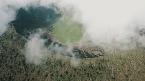 Nubes-Sobre-El-Lago-Del-Cráter-De-Chichonal,-Un-Volcán-Activo-En-Chiapas,-México
