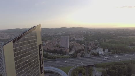 Drone-Vuela-Cerca-De-Un-Alto-Rascacielos