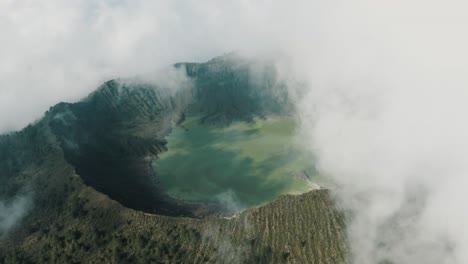 Toma-Aérea-De-Aves-Del-Gran-Volcán-El-Chichón-Con-Nubes-Flotantes-Y-Lago-De-Cráter-ácido-A-La-Luz-Del-Sol,-México
