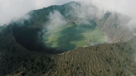 Vista-Aérea-Del-Cráter-Y-El-Lago-Del-Volcán-El-Chichonal-En-Chiapas,-México---Disparo-De-Drones