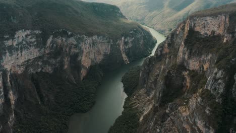 Tilt-Up-Durch-Sumidero-Canyon-In-Der-Nähe-Von-Tuxtla-Gutierrez-Im-Bundesstaat-Chiapas,-Südmexiko
