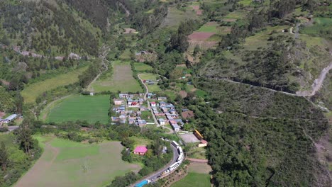 Tráfico-Por-Carretera-En-El-Valle-De-Apurimac,-Perú-Mudando-Drone-Uhd